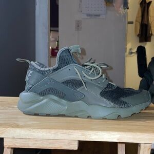 Nike Men's Olive green huaraches